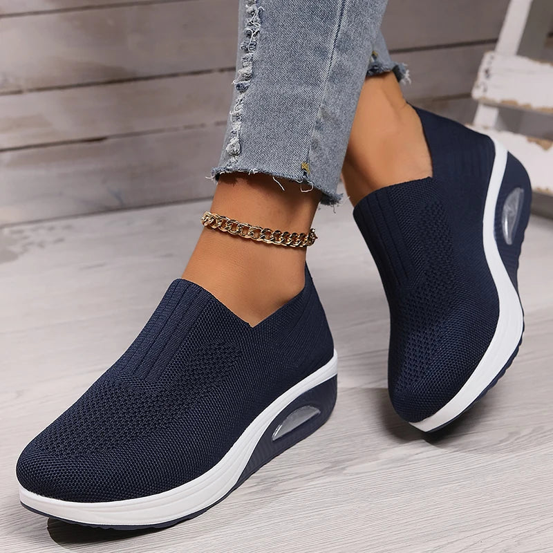 Pantofi sport ortopedici pentru femei OrtoPas Air Comfort. Design slip-on din tricot flexibil, talpă cu pernă de aer și amortizare ideală pentru picioare sensibile.