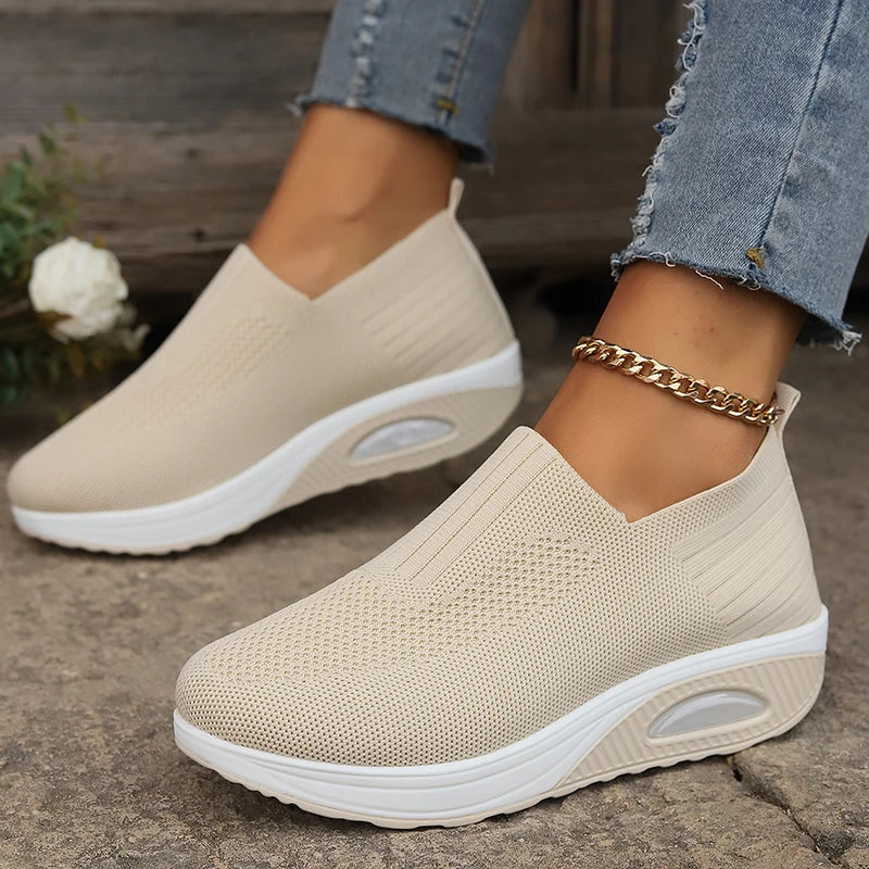 Pantofi sport ortopedici pentru femei OrtoPas Air Comfort. Design slip-on din tricot flexibil, talpă cu pernă de aer și amortizare ideală pentru picioare sensibile.
