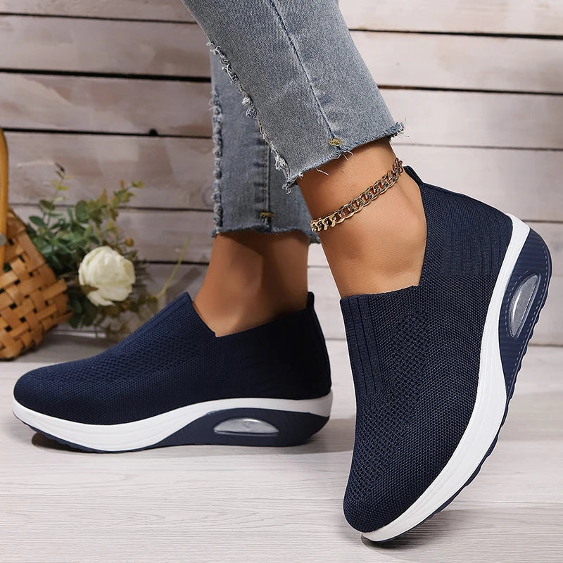 Pantofi sport ortopedici pentru femei OrtoPas Air Comfort. Design slip-on din tricot flexibil, talpă cu pernă de aer și amortizare ideală pentru picioare sensibile.