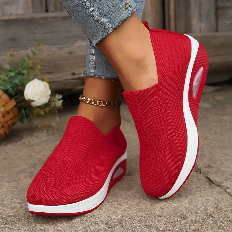 Pantofi sport ortopedici pentru femei OrtoPas Air Comfort. Design slip-on din tricot flexibil, talpă cu pernă de aer și amortizare ideală pentru picioare sensibile.