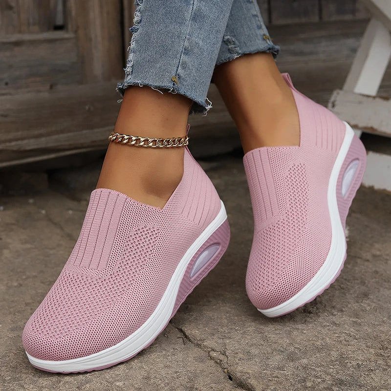 Pantofi sport ortopedici pentru femei OrtoPas Air Comfort. Design slip-on din tricot flexibil, talpă cu pernă de aer și amortizare ideală pentru picioare sensibile.