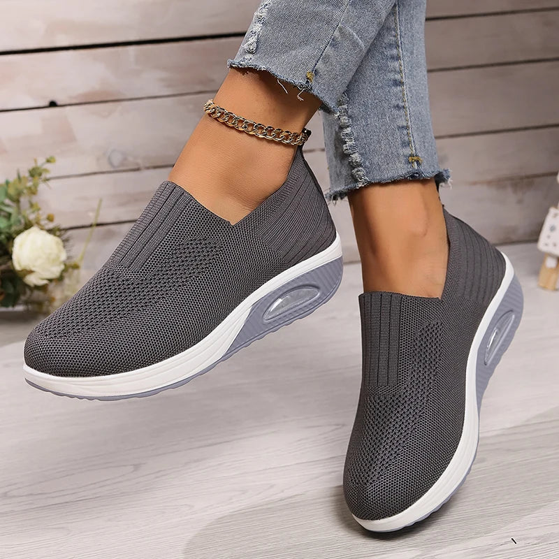 Pantofi sport ortopedici pentru femei OrtoPas Air Comfort. Design slip-on din tricot flexibil, talpă cu pernă de aer și amortizare ideală pentru picioare sensibile.